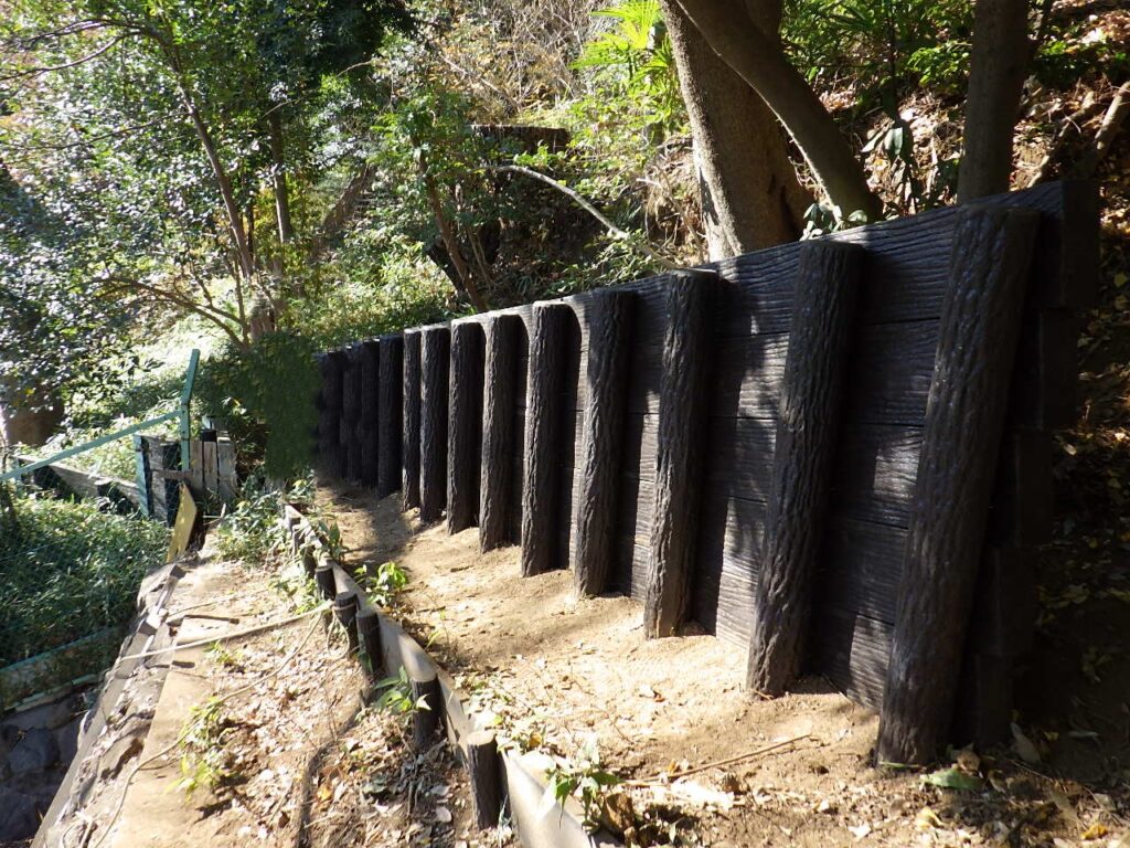 株式会社 高匠
( 土木　舗装　外構 )
池上本門寺内
擬木土留め工事　施工後