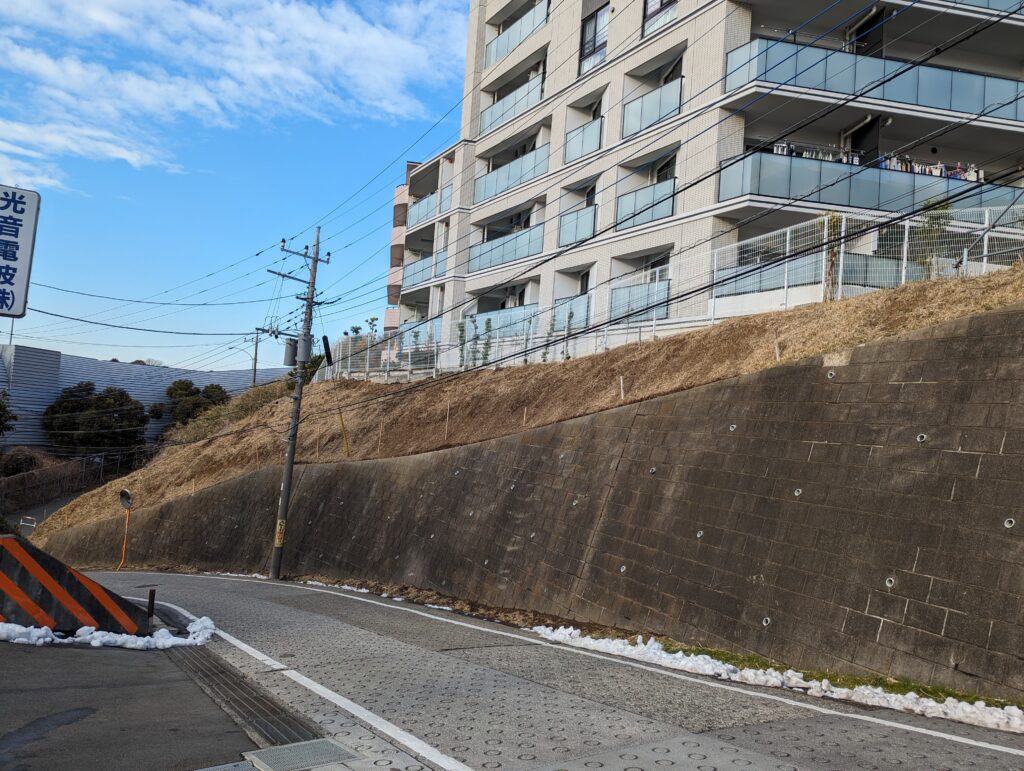 株式会社 高匠
( 土木　舗装　外構 )
防草シート　法面保護工
管理用通路設置　施工前